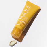 عکس 2: کرم ضد آفتاب کلینیک سولار اسمارت CLINIQUE Solar Smart SPF 50