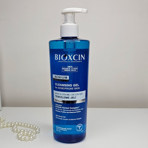 ژل شستوشوی صورت بیوکسین مدل Acnium مناسب برای پوست چرب و مختلط حجم 500 میل
